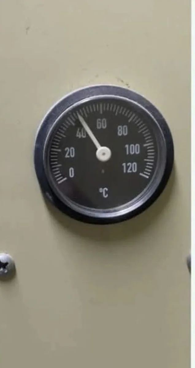 Termometro di un accumulo di acqua calda sanitaria, con indice poco sopra i 40 gradi