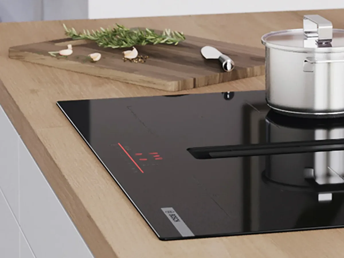 Piano cottura a induzione da incasso in una cucina