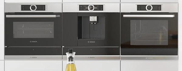 Forni e macchina da caffè da incasso allineati in colonna