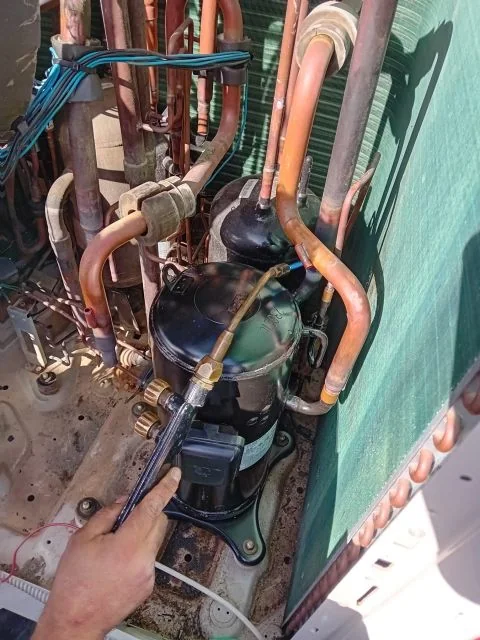Saldatura su un attacco del compressore di un'unità esterna