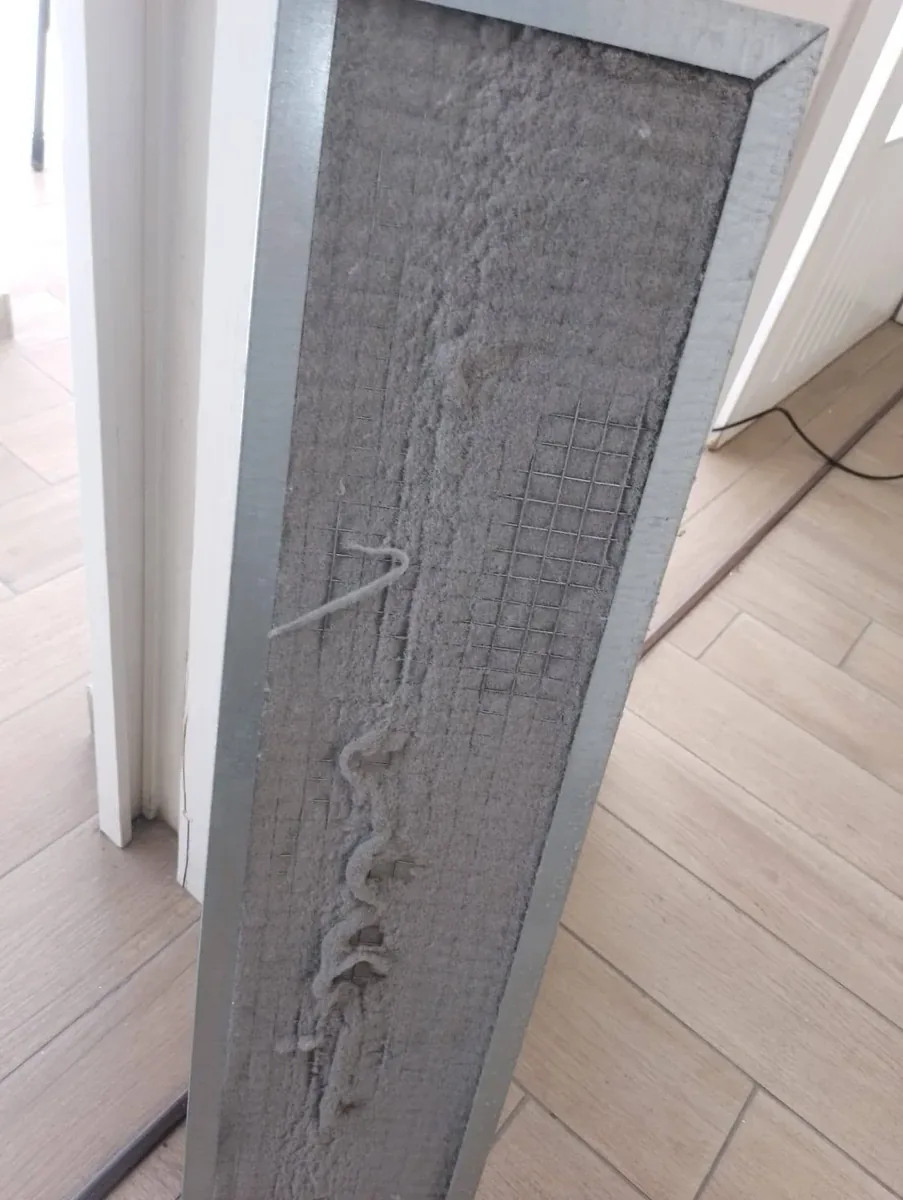 Filtro ostruito estratto da un climatizzatore durante la manutenzione
