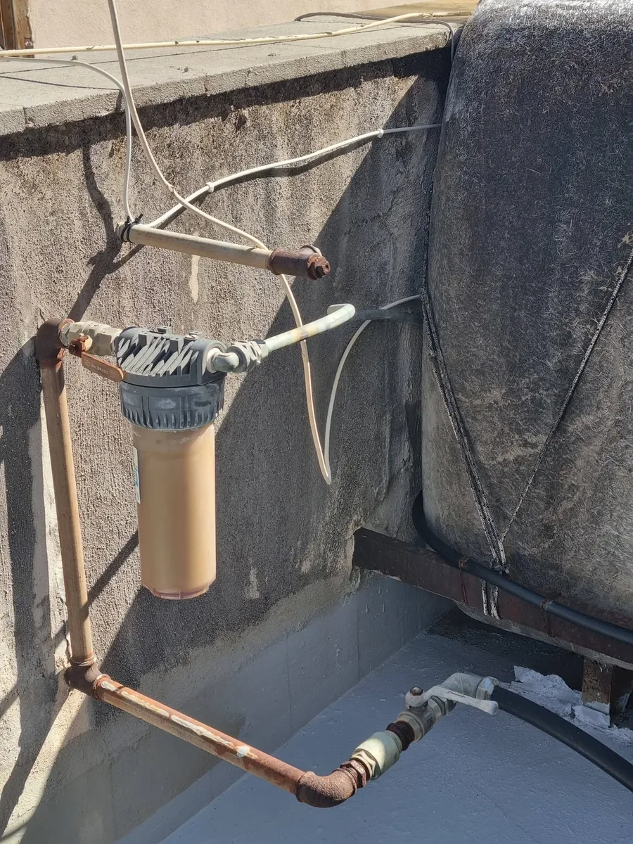 Filtro in ingresso sul terrazzo, accanto alla cisterna, con il bicchiere pieno di sedimento