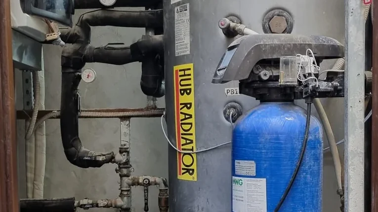 Addolcitore installato nella centrale idrica di un edificio