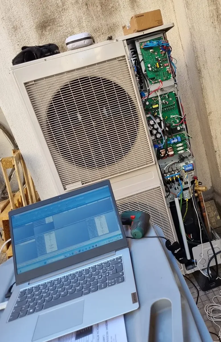Unità esterna aperta durante una diagnosi, con il software collegato al portatile