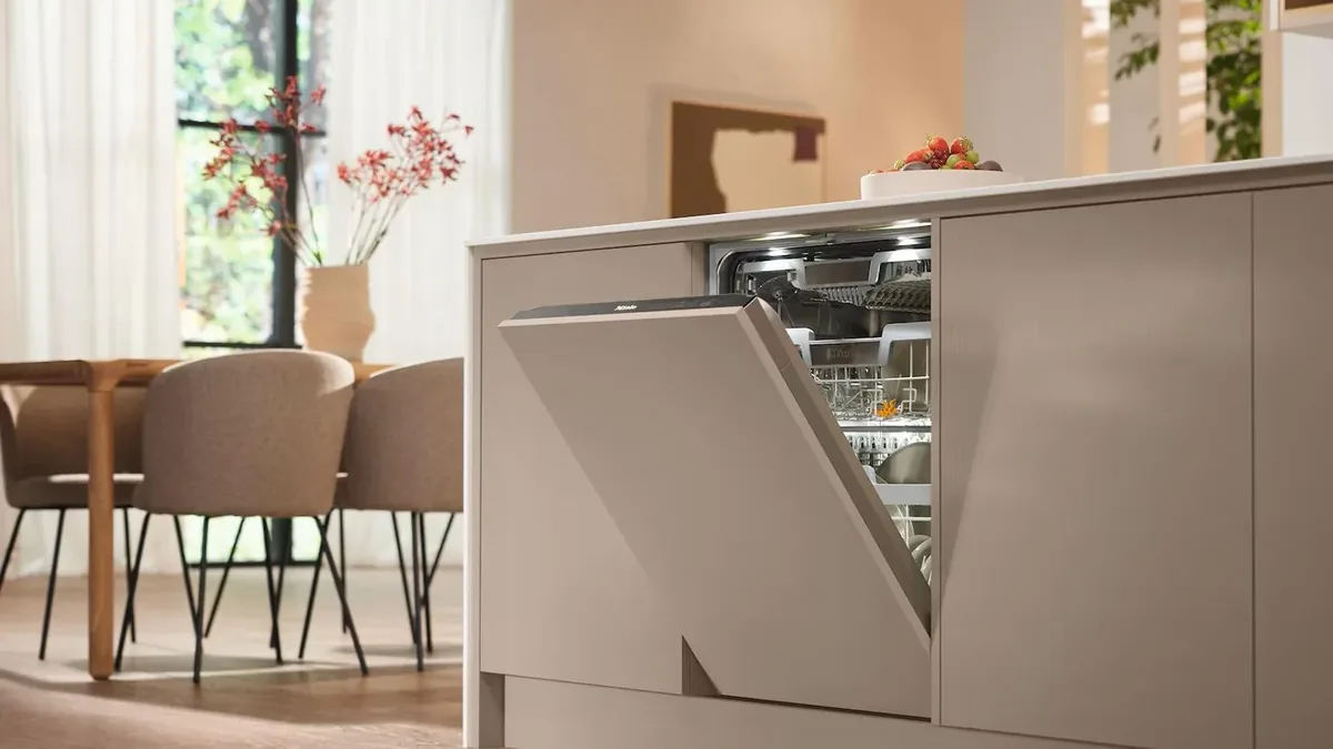 Lavastoviglie Miele da incasso aperta in una cucina