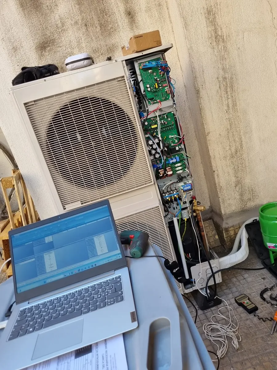 Tecnico Antibo collegato con il portatile alla scheda di un'unità esterna Samsung per la diagnosi