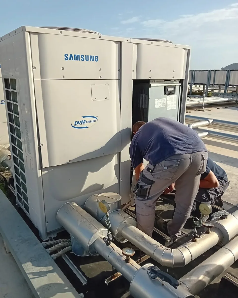 Due tecnici Antibo al lavoro su un chiller Samsung DVM sul tetto di un edificio